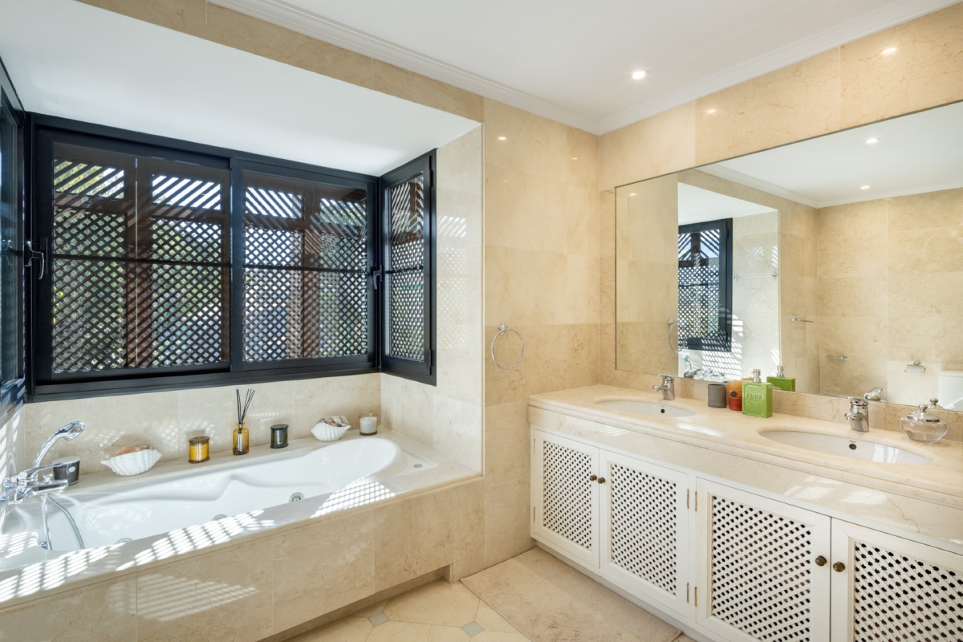 Obra nueva - Villa -
Benahavís