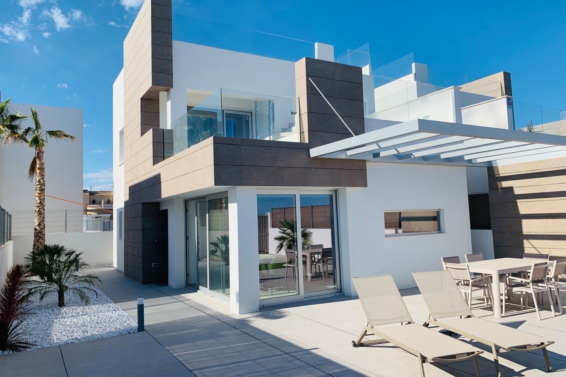 Reventa - Villa -
El Raso