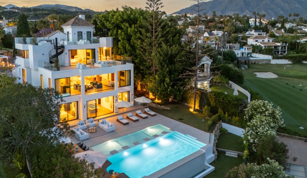 Obra nueva - Villa -
Marbella