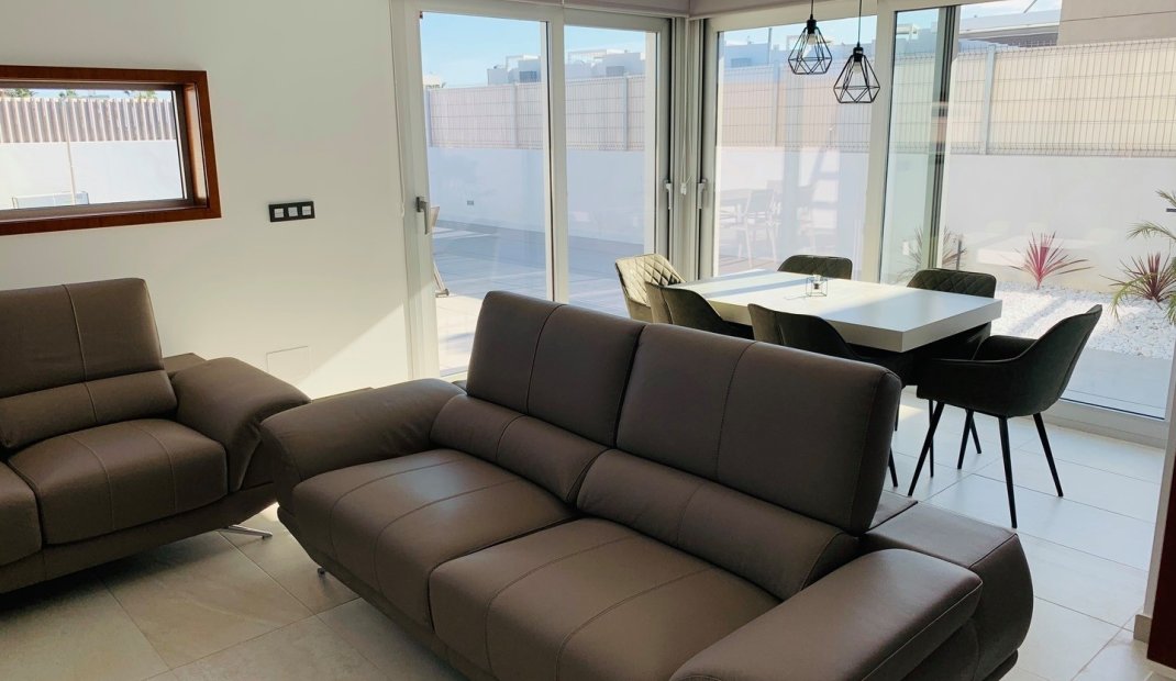 Resale - Villa -
El Raso