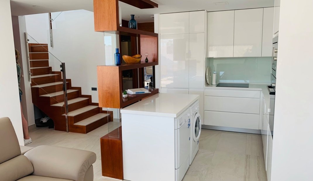 Resale - Villa -
El Raso